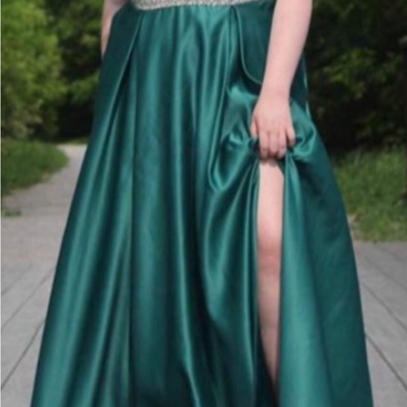 Beautiful emerald green long gown - Picture 7 of 7